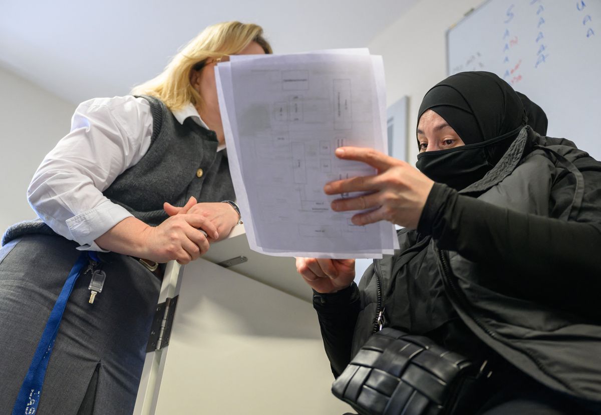 A migránsoknak a törvény megkerülésében is segítenek 