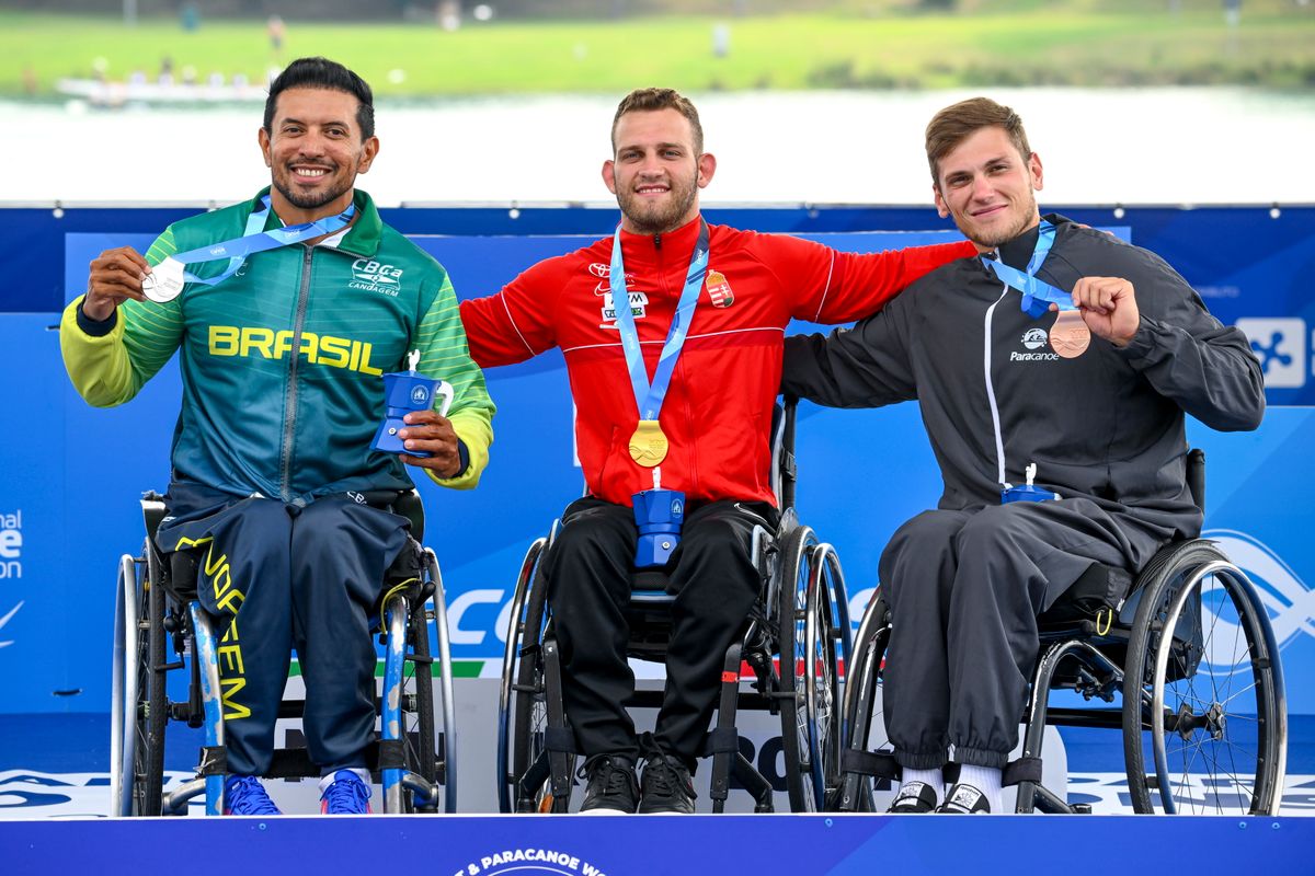 Milánó, 2025. augusztus 23.
Az aranyérmes Kiss Péter (k) az ezüstérmes brazil Luis C. Cardoso da Silva (b) és a bronzérmes orosz Alekszandr Ilicsev a para kajak-kenu világbajnokság férfi KL1 200 méteres kategóriájának eredményhirdetésén Milánóban 2025. augusztus 23-án.
MTI/Czeglédi Zsolt
