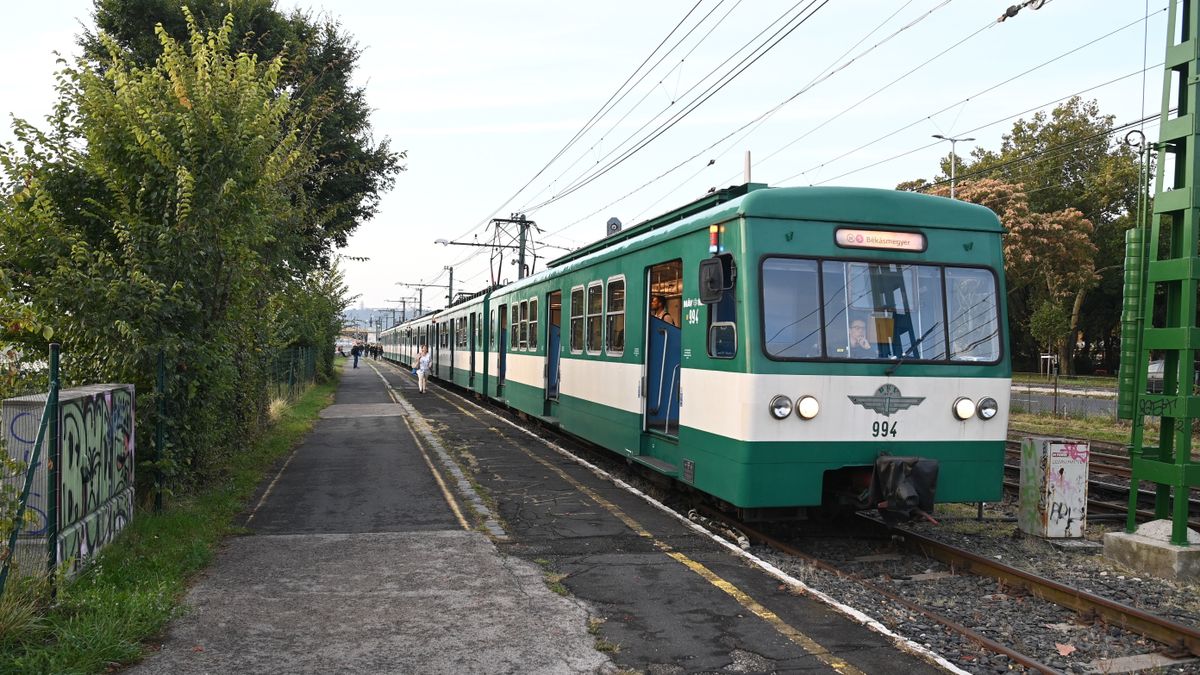 Budapest, 2024. szeptember 18.
A szentendrei (H5-ös) HÉV felszínen kialakított ideiglenes végállomása a Margit híd budai hídfőjének közelében 2024. szeptember 18-án. Az árvíz miatt lezárták a H5-ös HÉV alagúti szakaszát.
MTI/Máthé Zoltán
