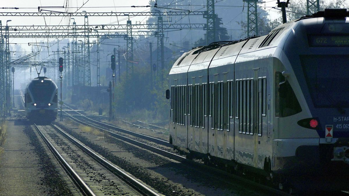 Dorog, 2022. október 22.
A MÁV Start Zrt. Budapest Nyugati pályaudvara és Esztergom között közlekedő Stadler FLIRT modern személyszállító vonatai közül kettő a város térségében, felújított, nemrég villamosított dupla sínpályáján, az ugyancsak modernizált vasútállomás közelében.
MTVA/Bizományosi: Jászai Csaba 
***************************
Kedves Felhasználó!
Ez a fotó nem a Duna Médiaszolgáltató Zrt./MTI által készített és kiadott fényképfelvétel, így harmadik személy által támasztott bárminemű – különösen szerzői jogi, szomszédos jogi és személyiségi jogi – igényért a fotó szerzője/jogutódja közvetlenül maga áll helyt, az MTVA felelőssége e körben kizárt.