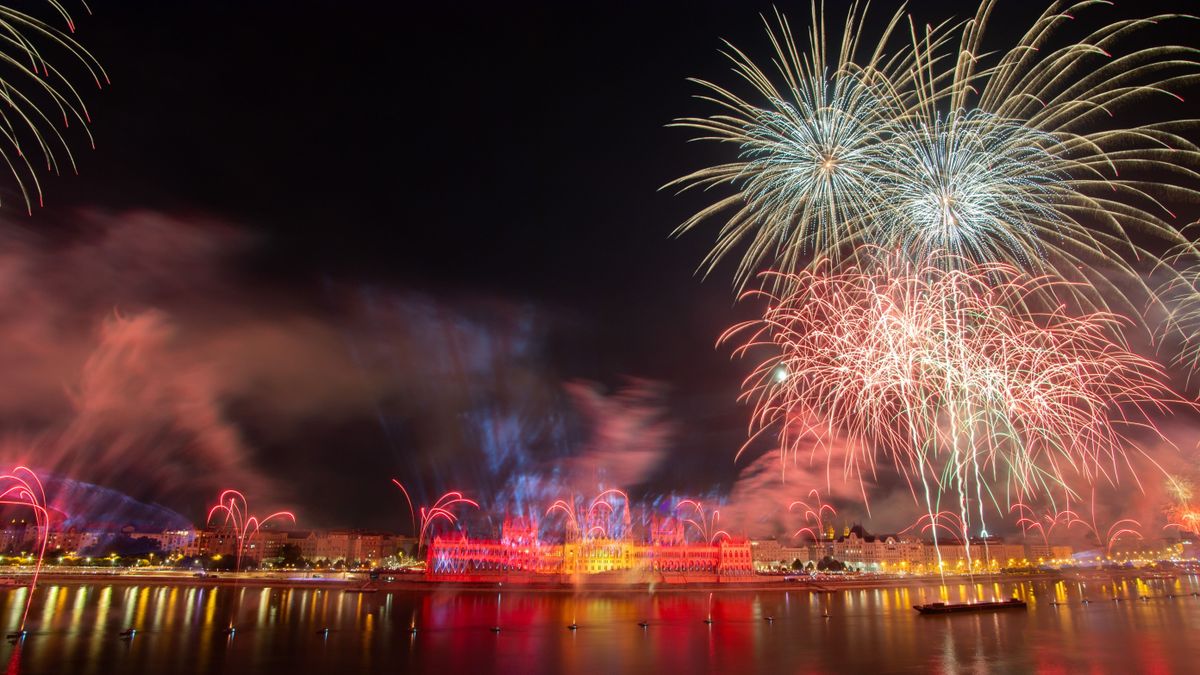 Budapest, 2024. augusztus 20.
Tűzijáték a Duna felett Budapesten az államalapítás és államalapító Szent István király ünnepén 2024. augusztus 20-án. Középen az Országház.
MTI/Balogh Zoltán