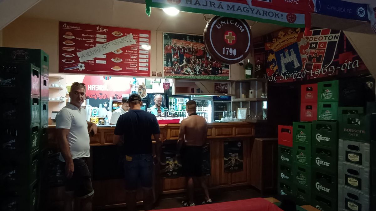 Az Akác söröző a Videoton szurkolóinak törzshelye.