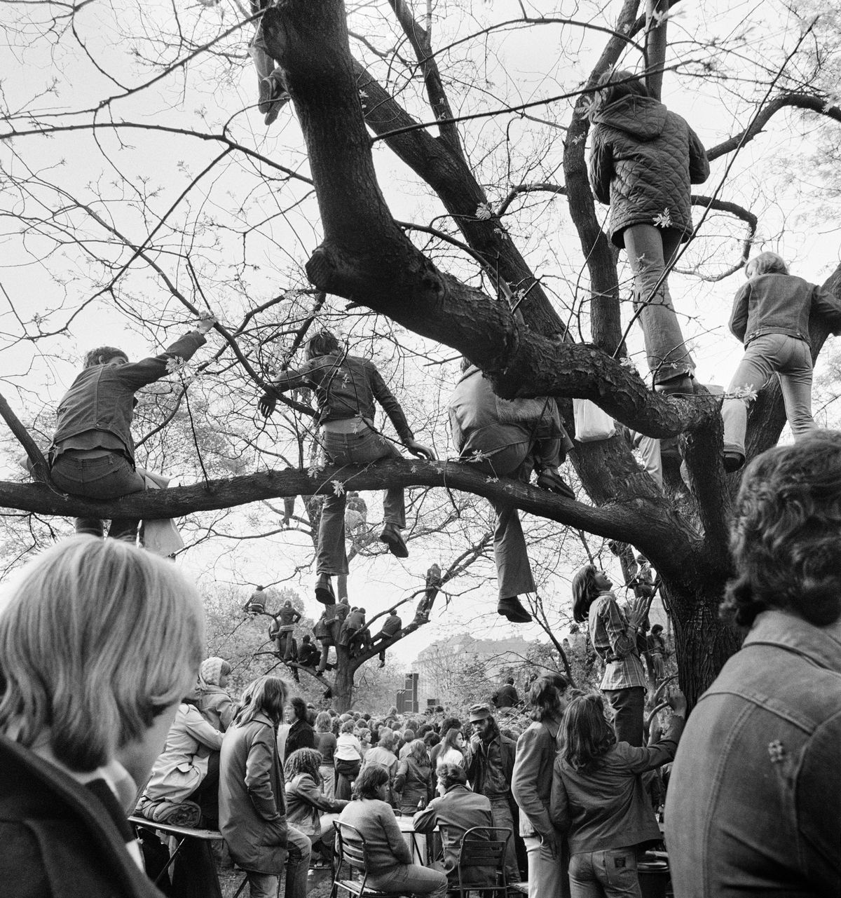 Tabán, koncert nézőközönsége, háttérben a Bethlen-udvar. 1975