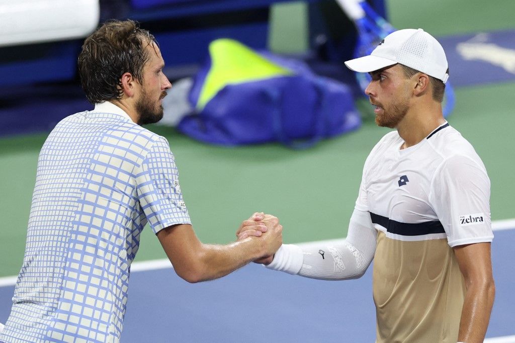 Medvegyev és Bonzi US Open-mérkőzése sokáig emlékezetes marad , Frances Benjamin Bonzi (R) shakes hands with Russia's Daniil Medvedev after winning their men's singles first round tennis match on day one of the US Open tennis tournament at the USTA Billie Jean King National Tennis Center in New York City, on August 24, 2025. (Photo by CHARLY TRIBALLEAU / AFP), tenisz