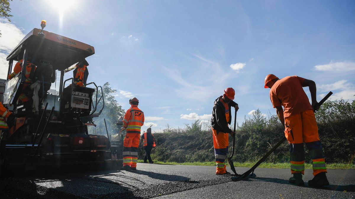 Szentlőrinckáta, 2022. szeptember 28.
Útépítés Szentlőrinckáta határában a 3108-as úton 2022. szeptember 28-án. A Magyar falu programban idén 16 milliárd forint értékben újultak meg utak az országban.
MTI/Kovács Tamás