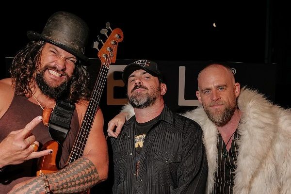 Jason Momoa nemcsak a basszusgitárját, hanem magát is szétcsapta az Akvárium színpadán