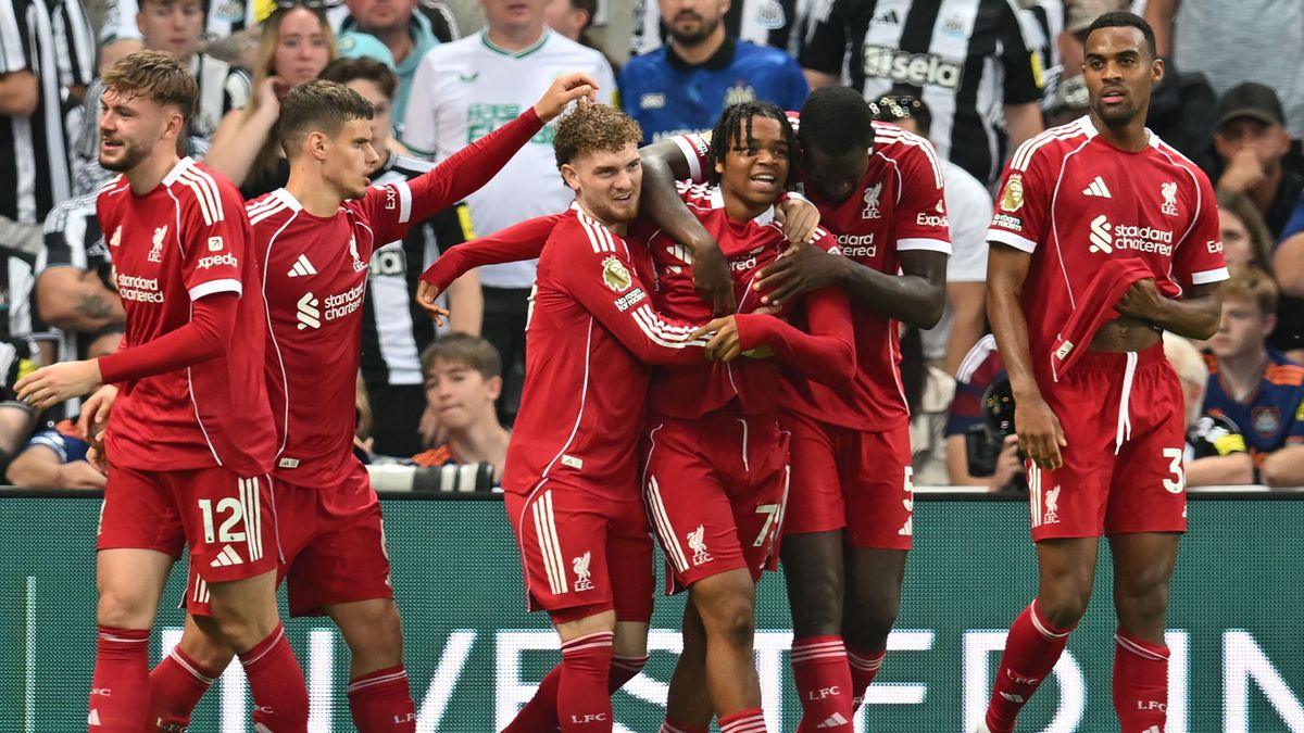 Rio Ngumoha a Liverpool győztes gólját rúgta, Kerkez Milos is gratulált neki.