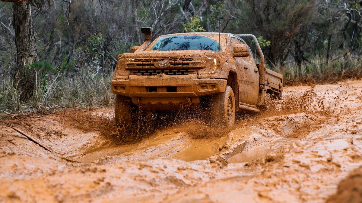 Még hatszáz kiló sár sem akadályozza a Ford Ranger Super Dutyt