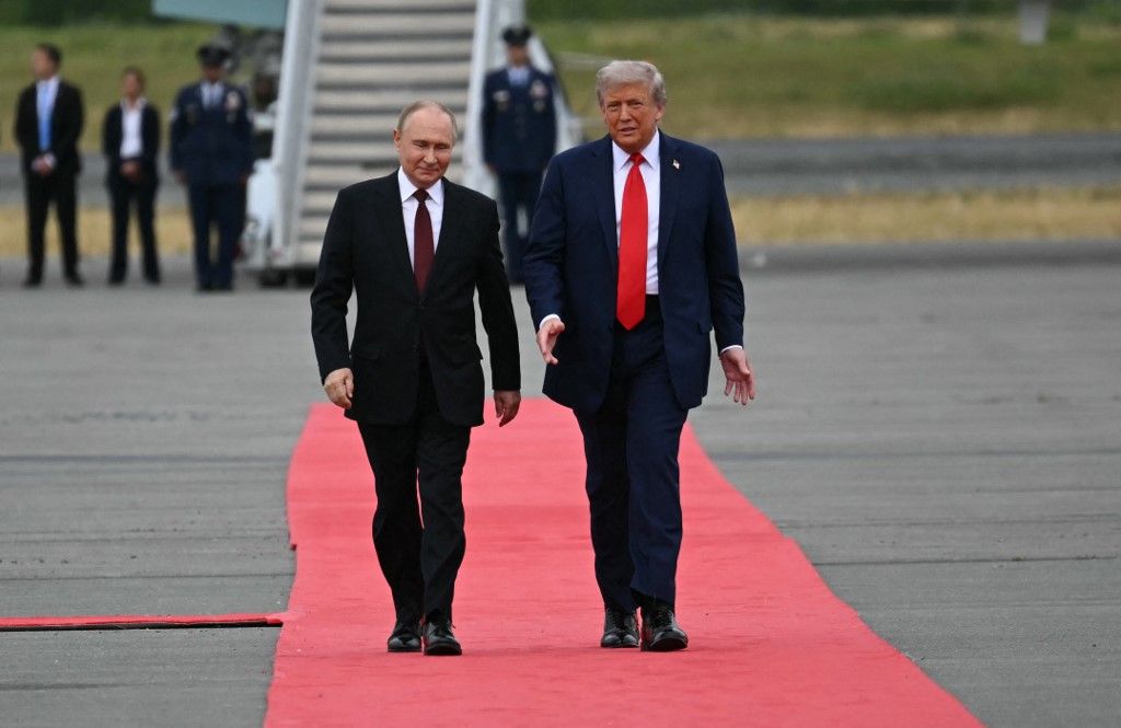 US President Donald Trump greets Russian President Vladimir Putin on the tarmac after they arrived at Joint Base Elmendorf-Richardson in Anchorage, Alaska, on August 15, 2025. Putin is in Alaska at the invitation of Trump in his first visit to a Western country since he ordered the 2022 invasion of Ukraine that has killed tens of thousands of people. (Photo by ANDREW CABALLERO-REYNOLDS / AFP)