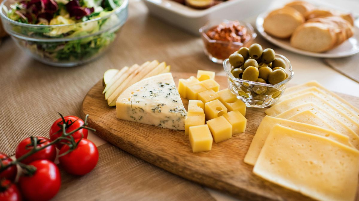 Két ember meghalt, miután francia sajtot evett, már pakolják is le a boltok polcait