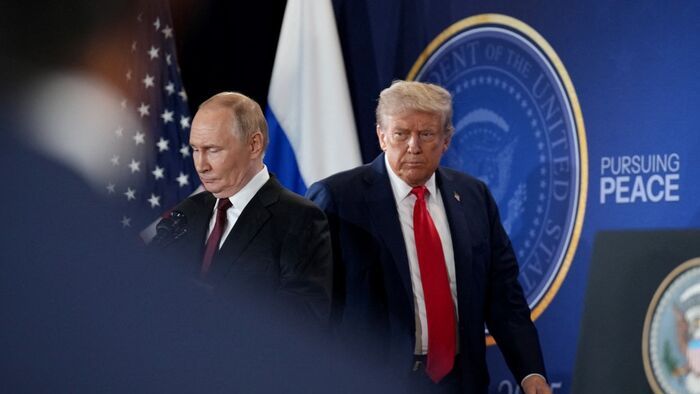 Donald Trump amerikai elnök és Vlagyimir Putyin orosz elnök közös sajtótájékoztatót tartanak az ukrajnai helyzetről szóló amerikai-orosz csúcstalálkozó után az alaszkai Anchorage-ban található Elmendorf-Richardson közös támaszponton, 2025. augusztus 15-én