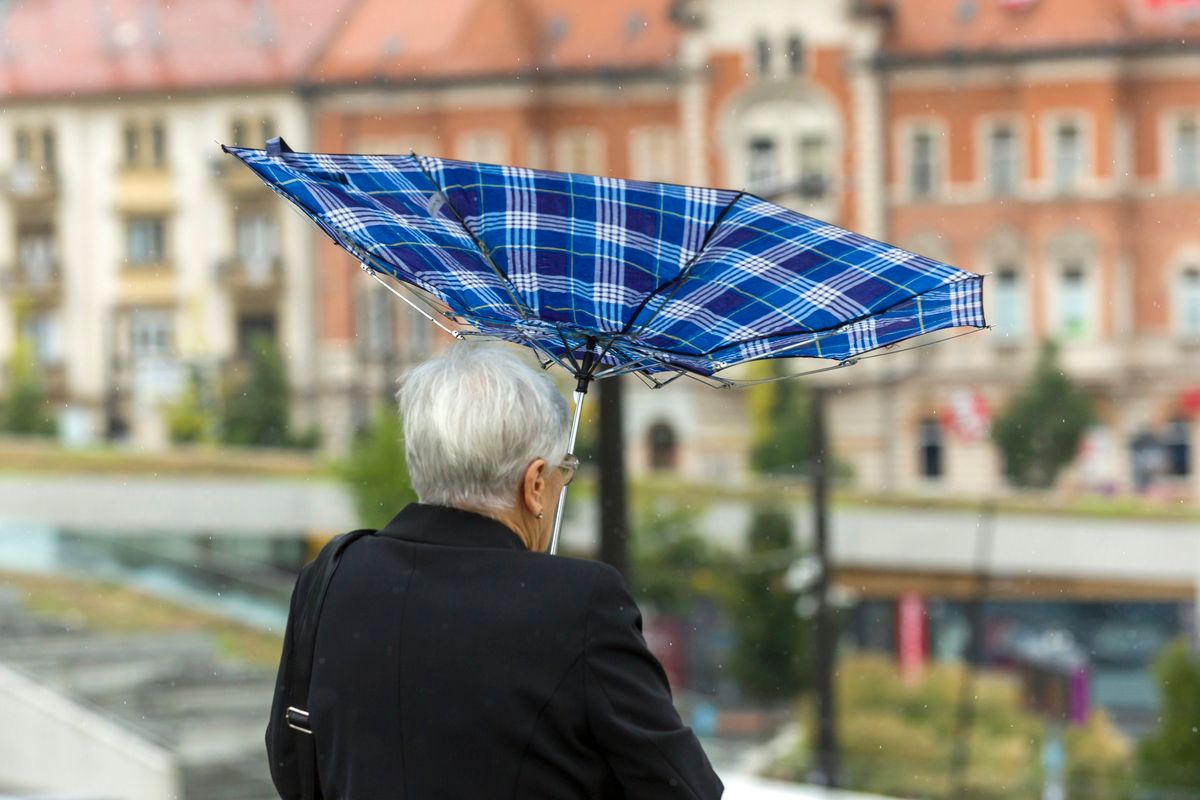 Budapest, 2018. augusztus 26.
A szél kifordítja egy nő esernyőjét a Széll Kálmán téren 2018. augusztus 26-án.
MTI Fotó: Mohai Balázs
