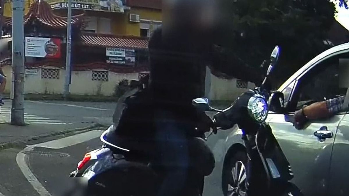 Ököllel támadt az agresszív robogós az autósra a Kerepesi úton + videó