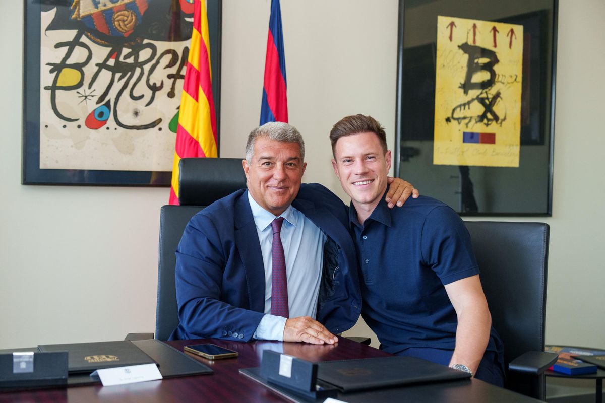 Ter Stegen (jobbra) és Laporta klubelnök még 2023-ban, amikor még minden jó volt