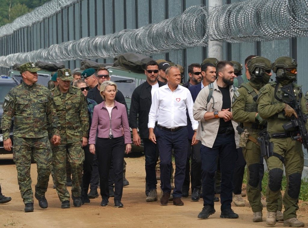 Ursula von der Leyen a lengyel határkerítés mellett parolázott Donald Tuskkal