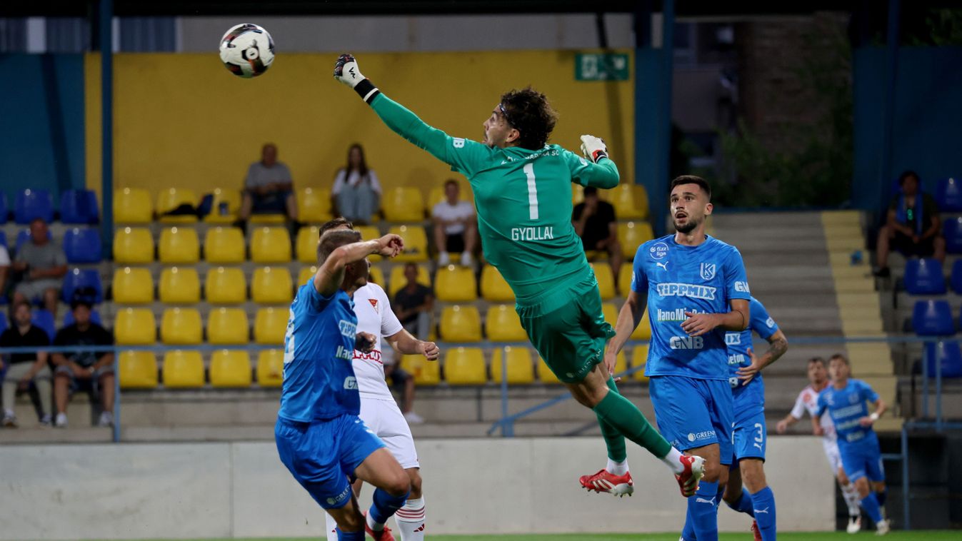 Tóth Barna
Mezőkövesd, 2025. augusztus 8.
Gyollai Dániel (k), a Kazincbarcika kapusa, mellette csapattársa, Mihajlo Meszhi (j) a labdarúgó Fizz Liga 3. fordulójában játszott Kolorcity Kazincbarcika SC - Debreceni VSC mérkőzésen a mezőkövesdi Városi Stadio