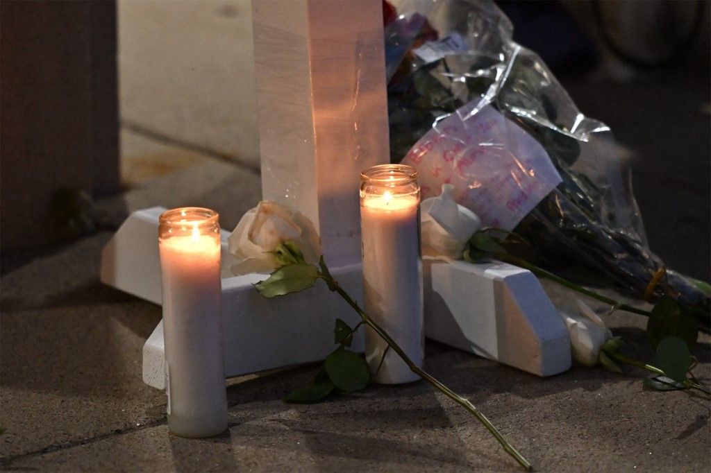 Minneapolis: gyertyák és virágok az áldozatokra emlékezve (Fotó: AFP)