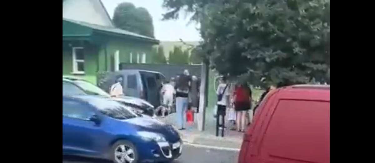 Felühödött lakosok próbálják megállítani a katonai toborzókat (X)