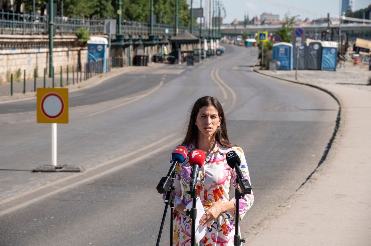 Budapest, 2025. június 25.
Szentkirályi Alexandra, a Fidesz-KDNP fővárosi képviselőcsoportjának vezetője rendkívüli sajtótájékoztatót tart a Lánchíd pesti hídfőjénél, a lezárt Jane Haining rakparton 2025. június 25-én.
MTI/Szigetváry Zsolt