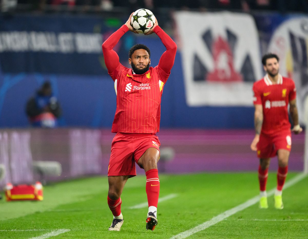 Joe Gomez, a háttérben pedig Szoboszlai Dominik