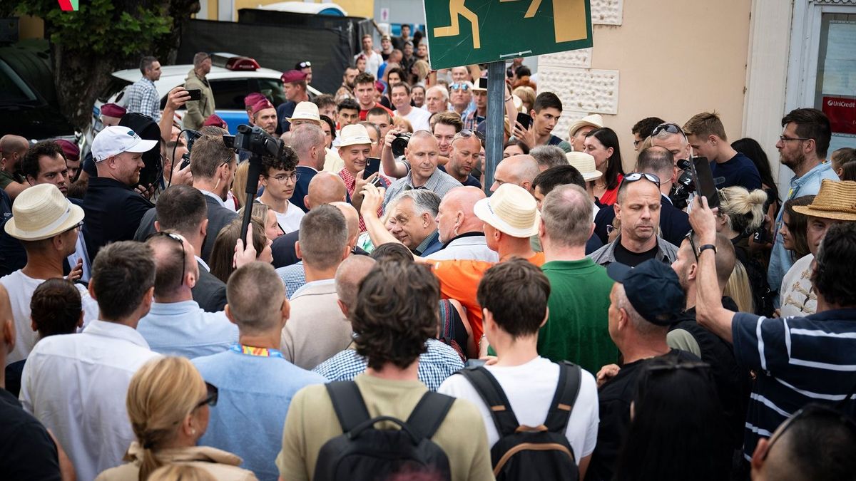Megrohanták az emberek Orbán Viktort, igazi fesztiválhangulat Esztergomban