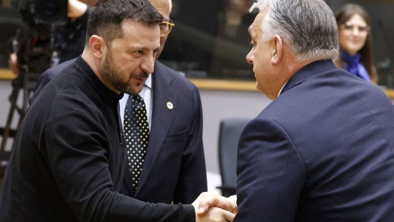 Orbán Viktor magyar miniszterelnök kezet fog Volodimir Zelenszkij ukrán elnökkel 