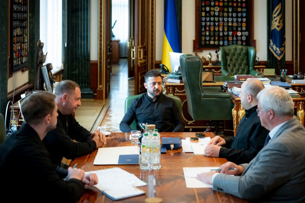 In this handout photograph taken and released by the Ukrainian Presidential Press Service on May 18, 2025, Ukraine's President Volodymyr Zelensky (C) attends a meeting with Ukraine's Defence Minister Rustem Umerov (2nd R),  Ukraine's Foreign Ministes Andrii Sybiha (R) and Head of the Office of the President of Ukraine Andriy Yermak (2nd L) in Kyiv, amid the Russian invasion of Ukraine. (Photo by Handout / UKRAINIAN PRESIDENTIAL PRESS SERVICE / AFP) / RESTRICTED TO EDITORIAL USE - MANDATORY CREDIT "AFP PHOTO / UKRAINIAN PRESIDENTIAL PRESS SERVICE" - NO MARKETING NO ADVERTISING CAMPAIGNS - DISTRIBUTED AS A SERVICE TO CLIENTS