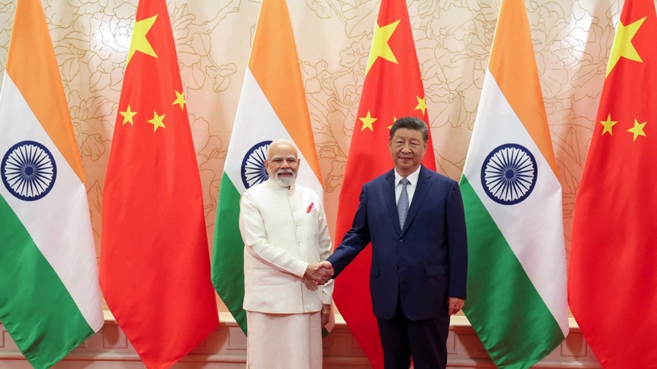 India miniszterelnöke, Narendra Modi (balra) találkozik Kína elnökével, Hszi Csin-pinggel (jobbra) a Sanghaji Együttműködési Szervezet (SCO) 25. államfői tanácskozásának keretében, 2025. augusztus 31-én (Fotó: AFP)