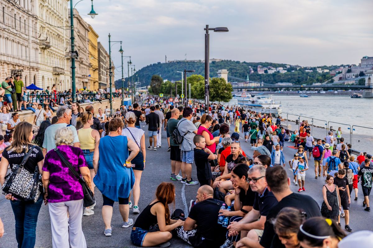 tűzijátékra várakozók