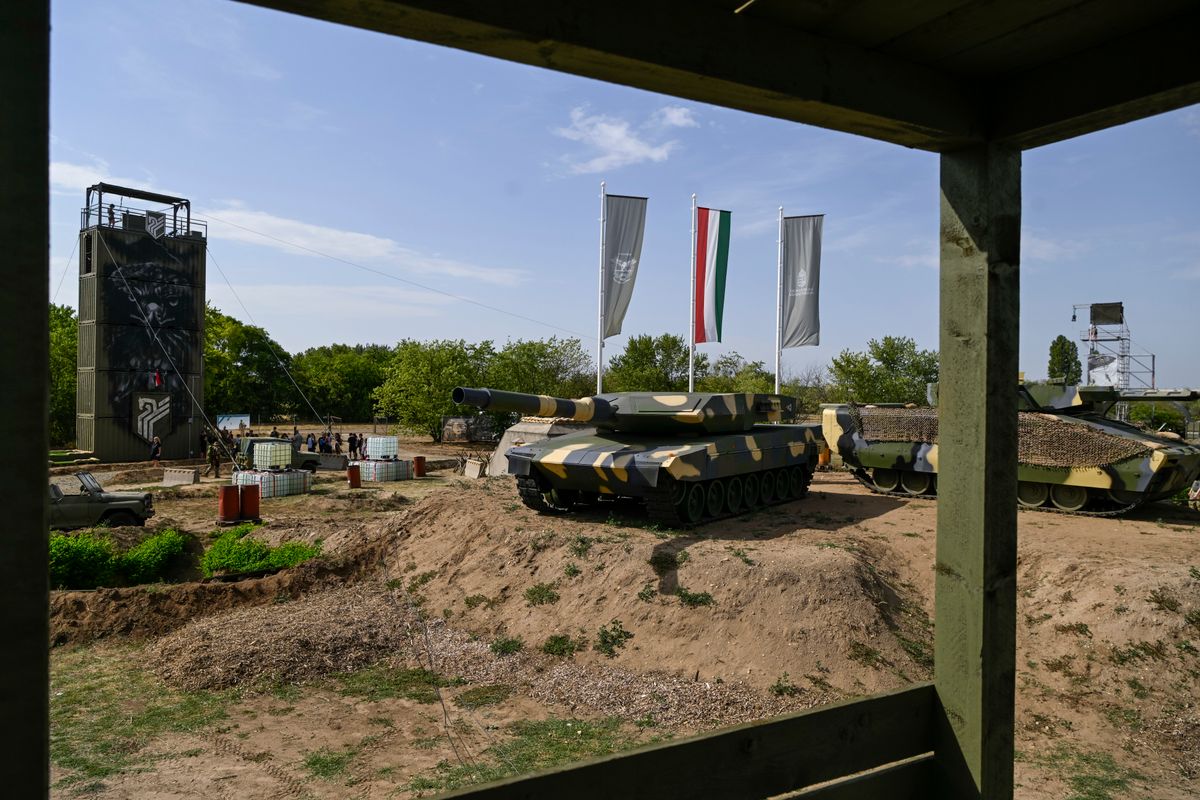 Budapest, 2025. augusztus 29.
Magyarország első honvédelmi kalandparkja, a Kincsem Honvédelmi Park a megnyitója napján a X. kerületi Fehér úton 2025. augusztus 29-én. A hathektáros területet a Kincsem Park bocsátotta rendelkezésre, és mintegy háromnegyed év alatt készült el a katonai kalandpark, ahol húsz állomáson kínálnak katonai szimulációkat kicsiknek és nagyoknak.
MTI/Purger Tamás