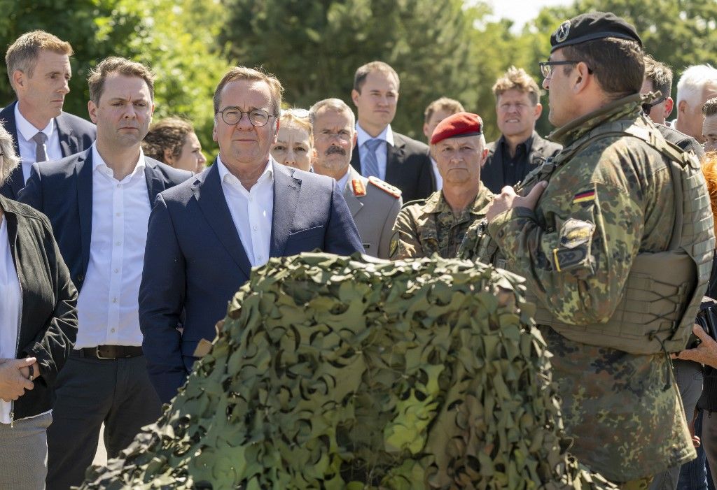 22 July 2025, Bavaria, Erding: Defense Minister Boris Pistorius (center l, SPD) is shown unmanned systems with troops and start-ups during his visit to the innovation lab at the Wehrwissenschaftliches Institut für Werk- und Betriebsstoffe. Photo: Peter Kneffel/dpa (Photo by PETER KNEFFEL / dpa Picture-Alliance via AFP)
