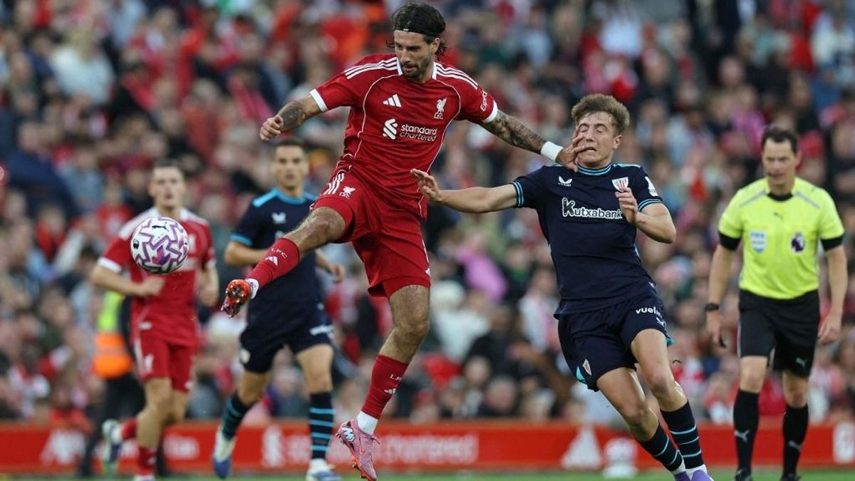 Arne Slot döntött, két magyarral rohamoz a szezon első címéért a Liverpool