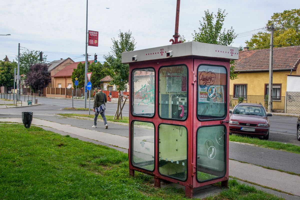 Budapest, 2022. szeptember 24.
A Magyar Telekom Nyrt. által üzemeltetett nyilvános kettős telefonfülke Újpalotán, a Drégelyvár utcában.
MTVA/Bizományosi: Róka László
***************************
Kedves Felhasználó!
Ez a fotó nem a Duna Médiaszolgáltató Zrt./MTI által készített és kiadott fényképfelvétel, így harmadik személy által támasztott bárminemű – különösen szerzői jogi, szomszédos jogi és személyiségi jogi – igényért a fotó szerzője/jogutódja közvetlenül maga áll helyt, az MTVA felelőssége e körben kizárt.