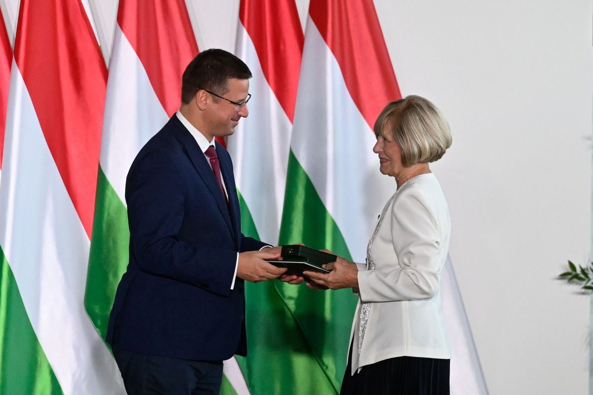 Budapest, 2025. augusztus 15.
Kudlik Júlia újságíró, televíziós szerkesztő és műsorvezető, bemondó átveszi a Magyar Érdemrend parancsnoki kereszt kitüntetést Gulyás Gergelytől, a Miniszterelnökséget vezető minisztertől az augusztus 20-i nemzeti ünnep alkalmából a Néprajzi Múzeumban 2025. augusztus 15-én.
MTI/Máthé Zoltán