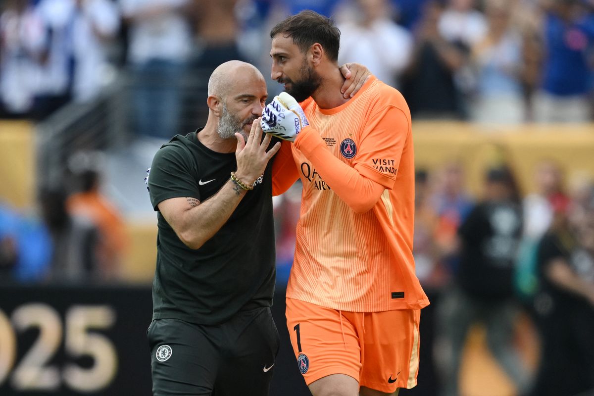 A Chelsea edzője, Enzo Maresca itt talán épp arról akarja meggyőzni Donnarumma kapust, hogy a londoniakat válassza