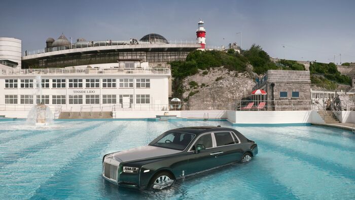Rolls-Royce Phantom a medencében