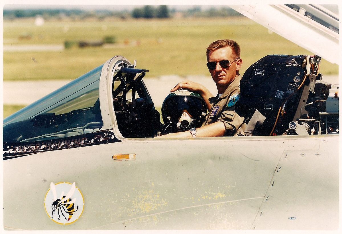 A MiG-29 avatott pilóta kezében elképesztő manőverekre képes. Vári Gyula háromszoros katonai műrepülő világbajnok a kecskeméti Dongó-század jelvényét viselő MiG-29-esében