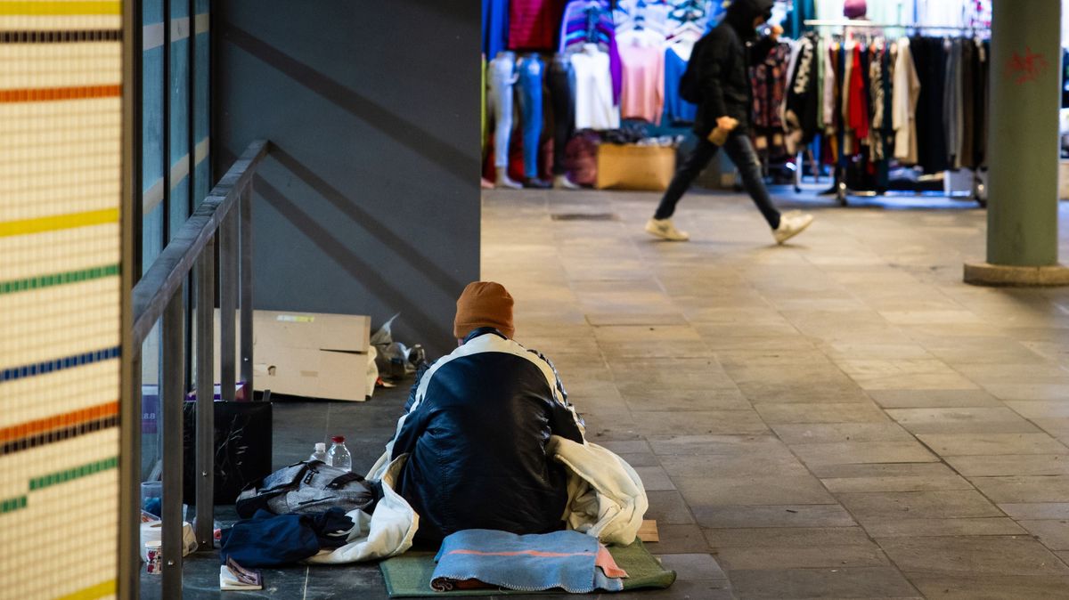 20241115 Budapest
Hajléktalan a Kálvin téri aluljáróban.
fotó: Ladóczki Balázs (LB)
MW
