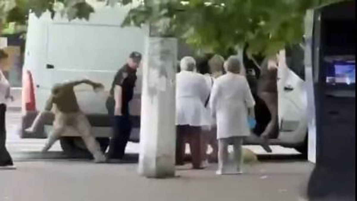 Az utcáról hurcoltak el egy férfit Odesszában + videó
