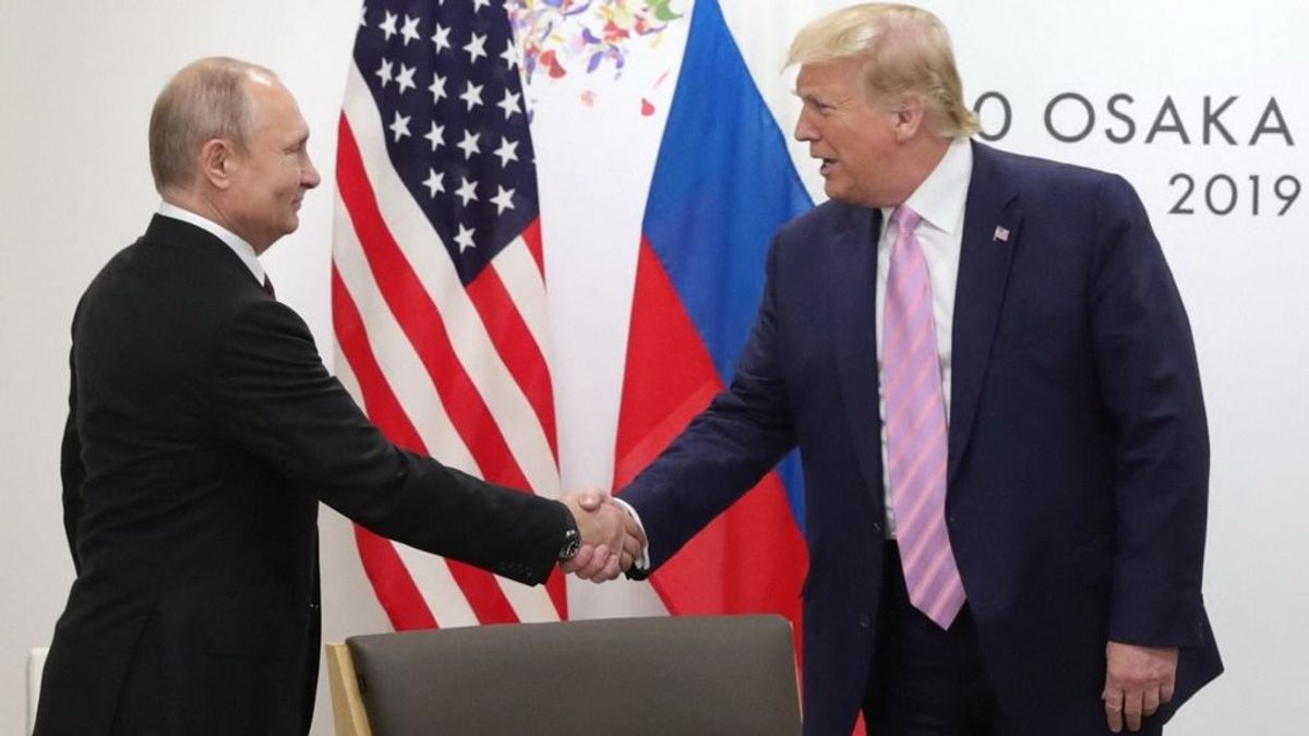 Dübörög a diplomácia