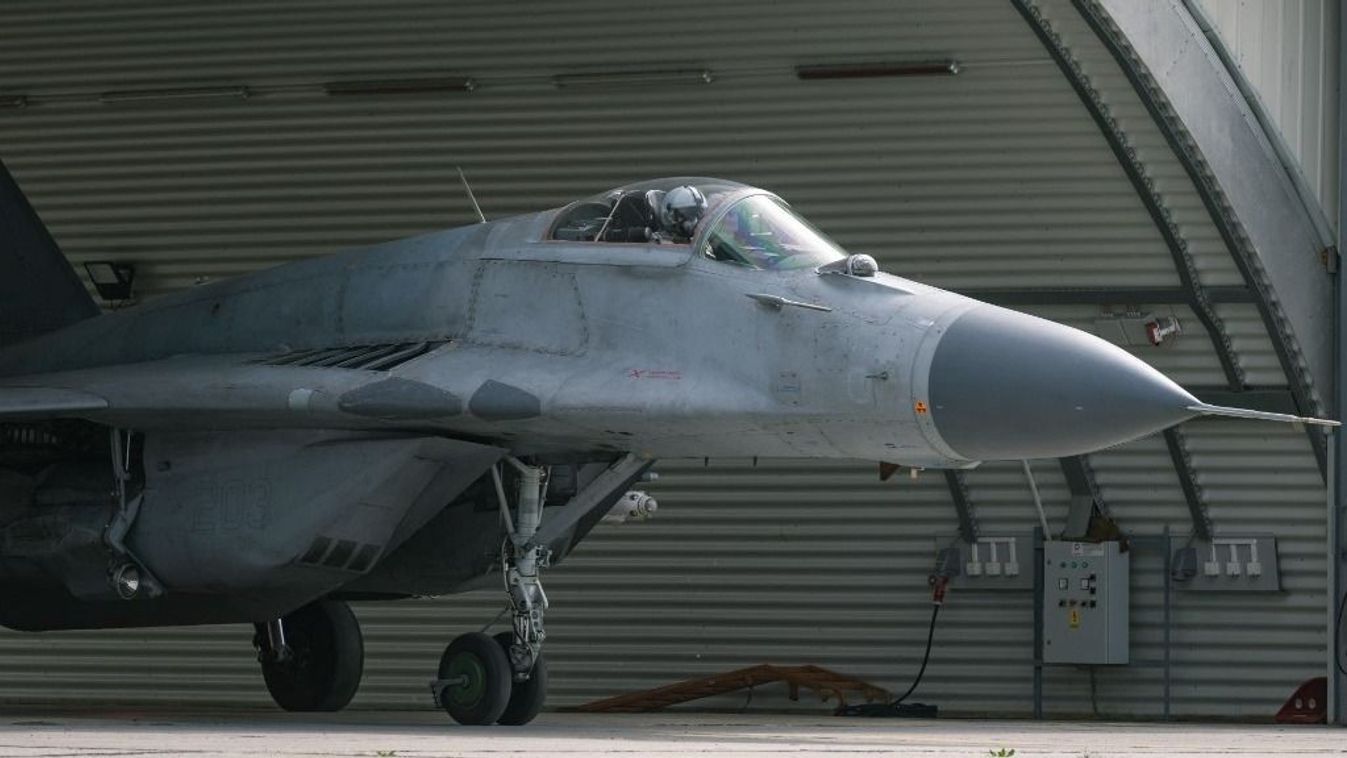A vadászrepülés készenléti egységének pilótája felszállásra készül egy Mikojan MiG–29-es kéthajtóműves vadászrepülőgép fedélzetén egy katonai gyakorlaton. Ilyen gép semmisült meg az orosz rakétatámadásban. Fotó: AFP