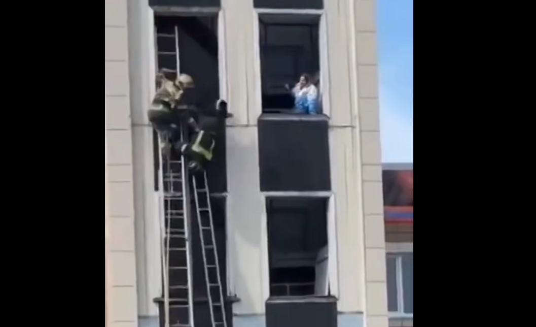 Orosz tűzoltó zuhant le egy gyakorló torony harmadik emeletéről (Facebook)