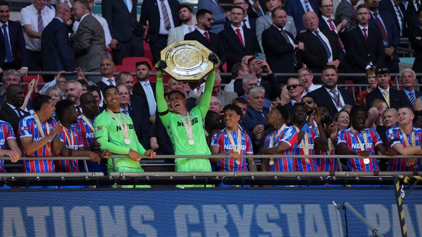 Dean Henderson volt a Szoboszlai Dominikék elleni szuperkupa-győzelem hőse