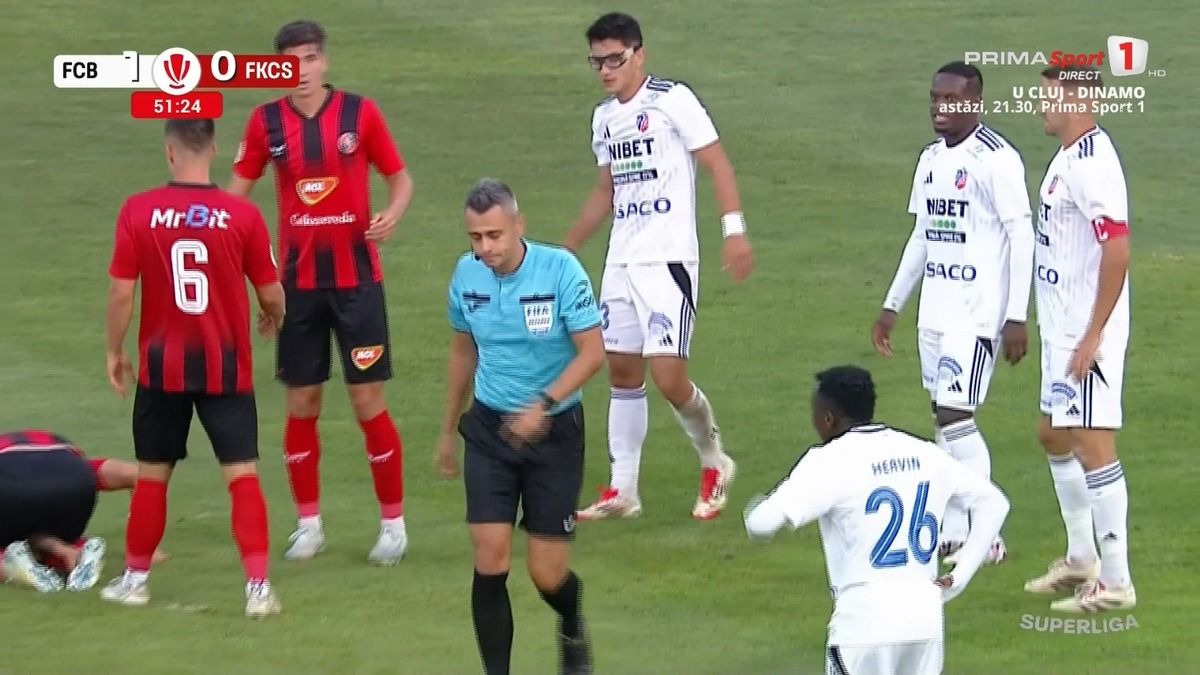 Röhejes jelenet történt a román futballmeccsen, amikor a bíró lapot akart adni