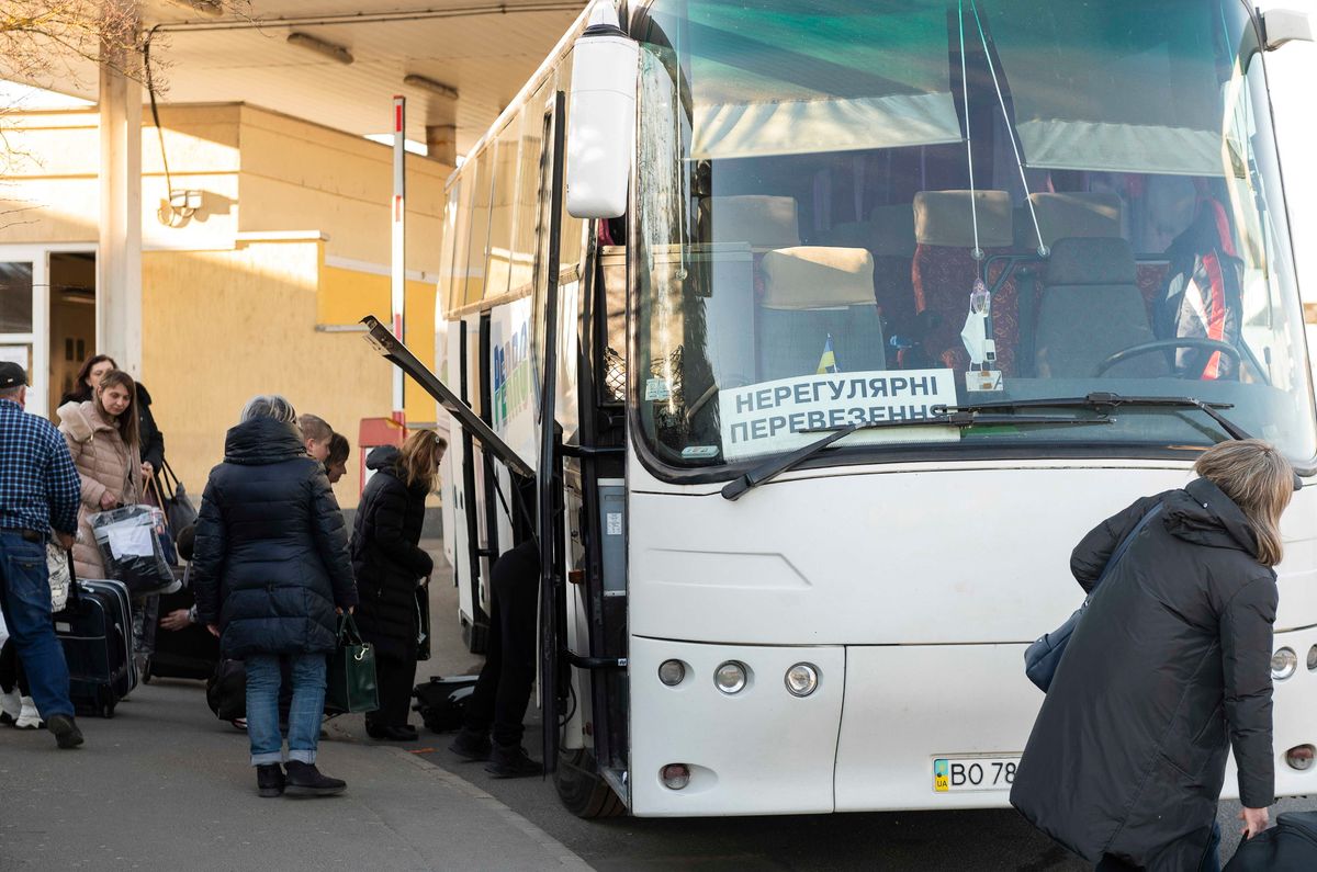 Záhony, 2022. március 12.
Az orosz-ukrán háború elől Ukrajnából menekülő emberek buszra szállnak ellenőrzés után a magyar-ukrán határon Záhonynál 2022. március 12-én.
MTI/Balázs Attila
