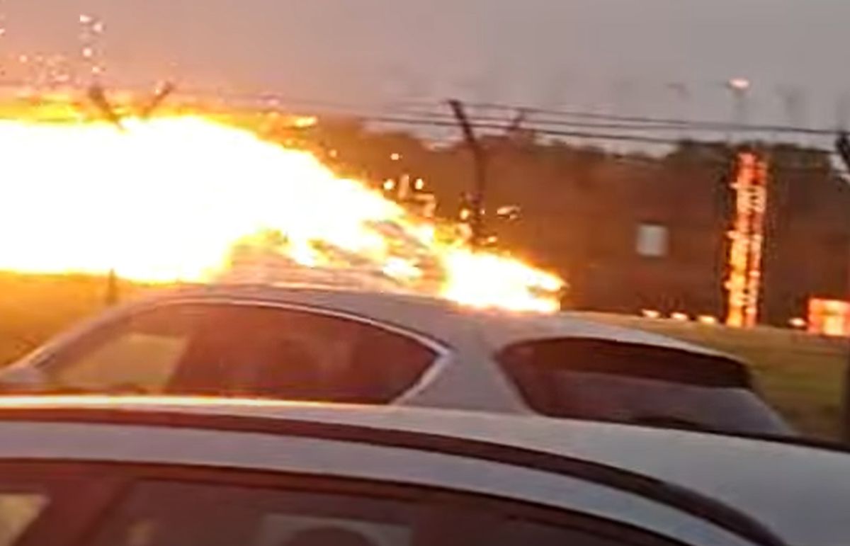 A lengyel légierő F-16-os vadászgépe gyakorlatozás közben csapódott a fölbe. Azonnal kigyulladt