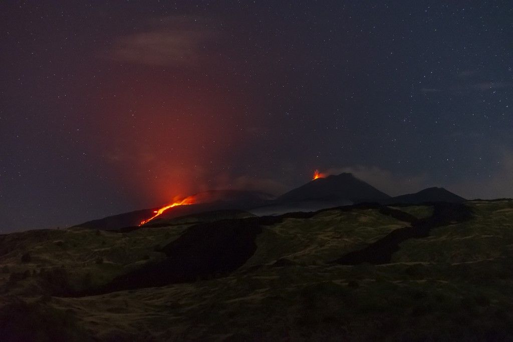 2025. augusztus 16-án, az olaszországi Catania városában történt vulkánkitörés során láva ömlik le az Etna lejtőjén (Fotó: AFP)