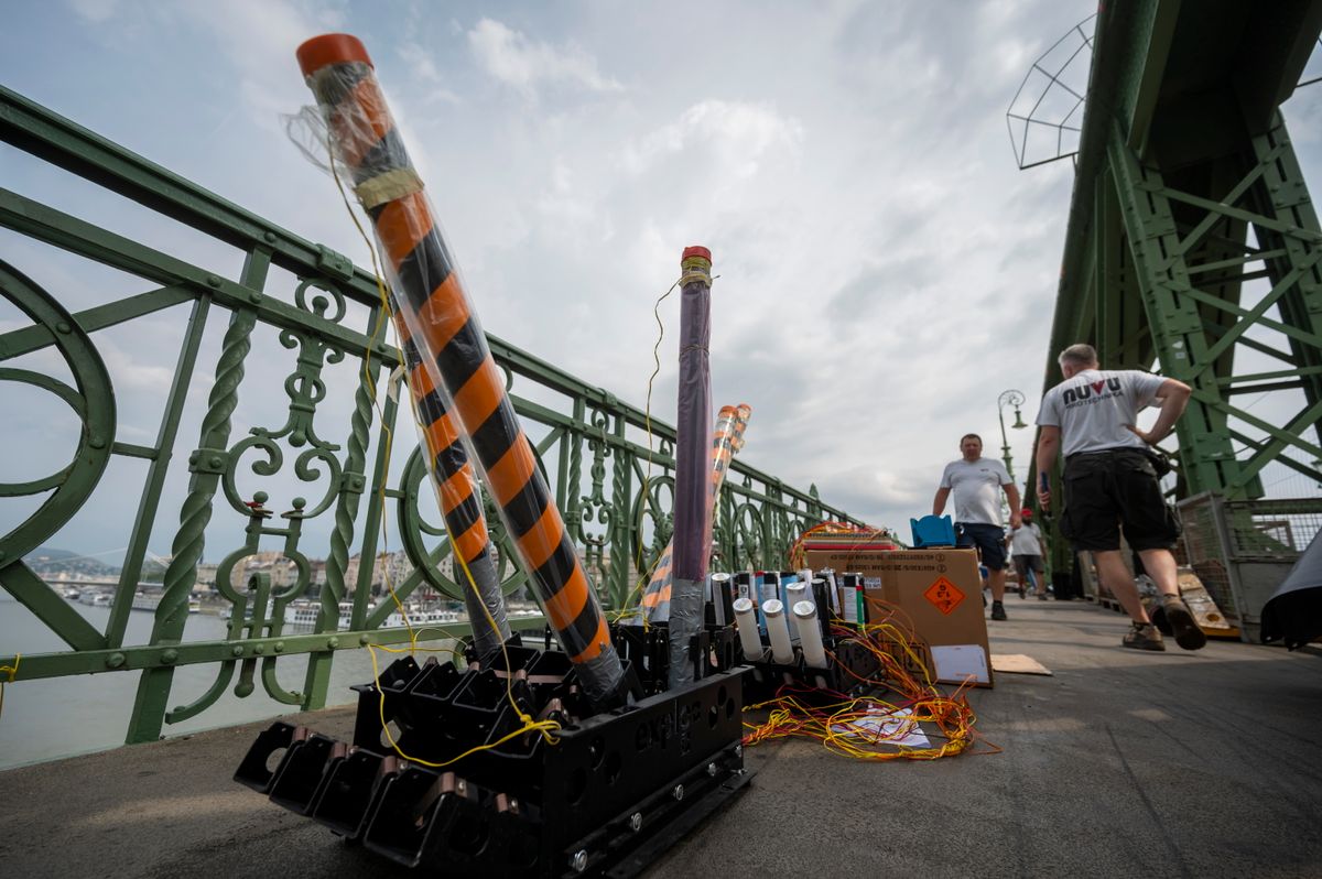 Budapest, 2025. augusztus 17.
Az augusztus 20-i ünnepi tűzijáték pirotechnikai eszközeit telepítik szakemberek a Szabadság hídon 2025. augusztus 17-én.
MTI/Balogh Zoltán