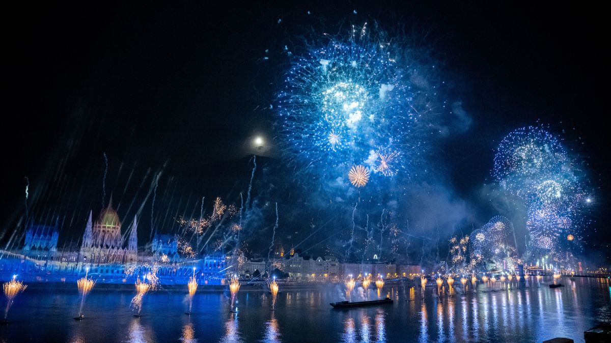 Budapest, 2024. augusztus 20.Tűzijáték a Duna felett Budapesten az államalapítás és államalapító Szent István király ünnepén 2024. augusztus 20-án. Balról az Országház.MTI/Balogh Zoltán időjárás