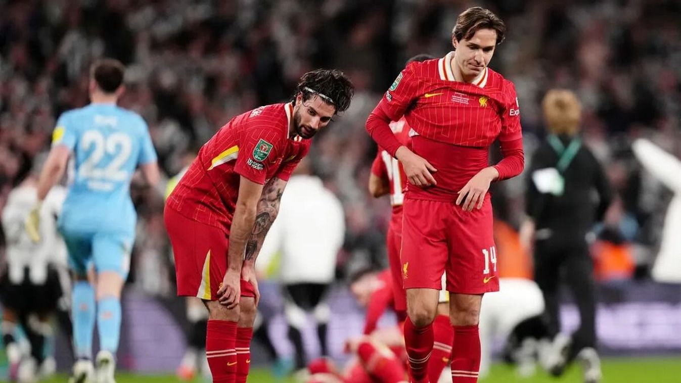 Szoboszlai Dominik (balra) és Federico Chiesa (jobbra). Utóbbi hamarosan távozhat a Liverpooltól.
